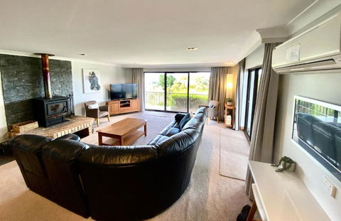 Aviemore 4 14 Cobbodah Street - Pubs and Clubs 0