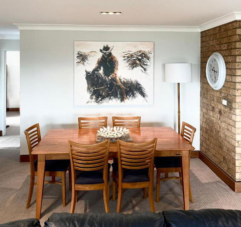 Aviemore 4 14 Cobbodah Street - Pubs and Clubs 4