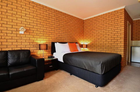 Avondel Motor Inn - Pubs and Clubs 3