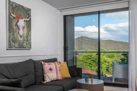 Awesome Brooklyn Inspired Stay - Mt Ainslie View - Pubs and Clubs 1