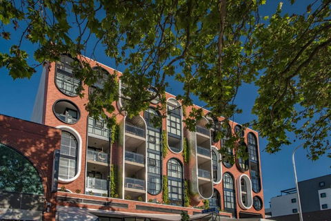 Awesome Brooklyn Inspired Stay - Mt Ainslie View - Pubs and Clubs 3