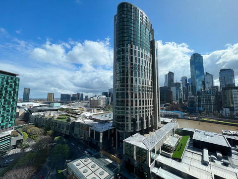 Astonishing Southbank Pearl Tower Residences Near Crown Casino - Pubs and Clubs 1