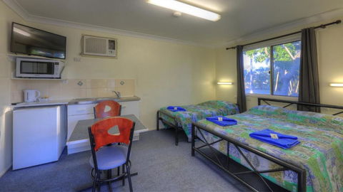 Barcaldine Caravan Park - Pubs and Clubs 4
