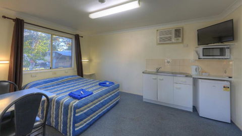 Barcaldine Caravan Park - Pubs and Clubs 1
