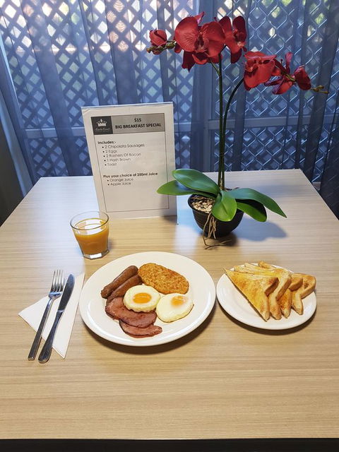 Southport Motel & Apartments - Pubs and Clubs 6