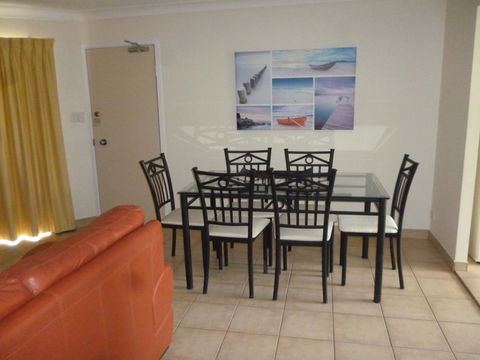 Le Lavandou Holiday Apartments - Pubs and Clubs 5