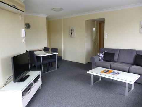 Le Lavandou Holiday Apartments - Pubs and Clubs 32