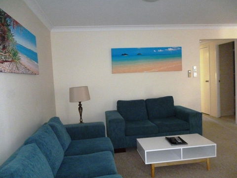 Le Lavandou Holiday Apartments - Pubs and Clubs 21