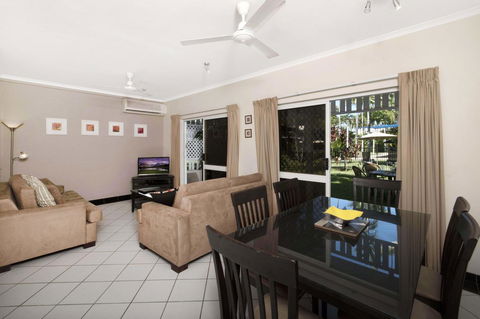 Nimrod Resort Apartments - Pubs and Clubs 2