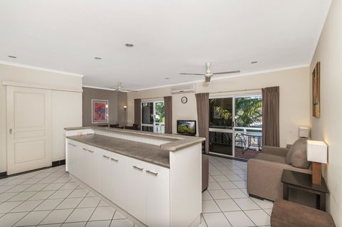 Nimrod Resort Apartments - Pubs and Clubs 5