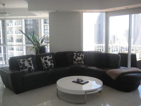 Bel Air On Broadbeach - Official - Pubs and Clubs 15