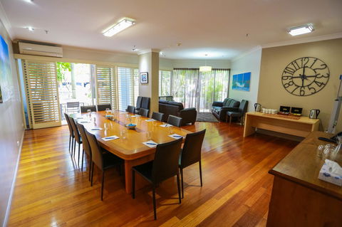 Bel Air On Broadbeach - Official - Pubs and Clubs 8