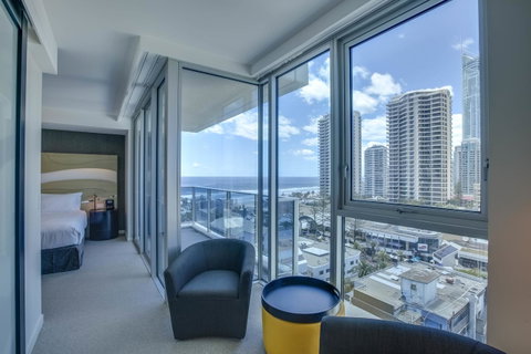 Hilton Surfers Paradise Hotel & Residences - Pubs and Clubs 1