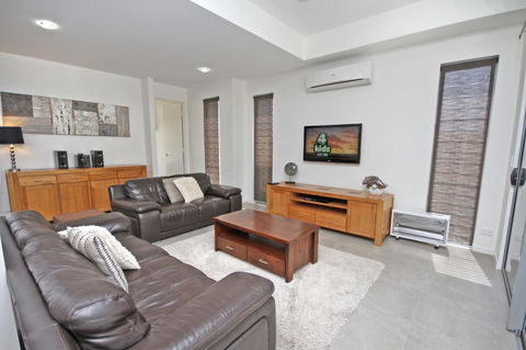 48 Boardrider Crescent, Mt Coolum - Pet Friendly, WiFi, Linen Incl. 500 BOND - Pubs and Clubs 4