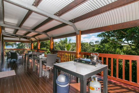 Daintree Manor B&B - Pubs and Clubs 16