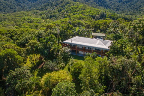 Daintree Manor B&B - Pubs and Clubs 27