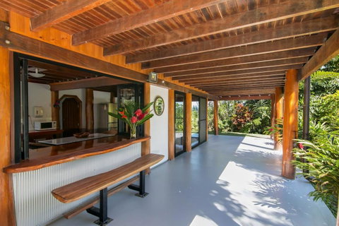 Daintree Manor B&B - Pubs and Clubs 5