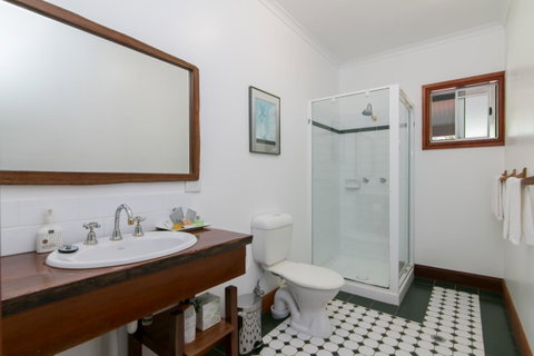 Daintree Manor B&B - Pubs and Clubs 22
