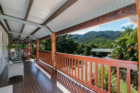 Daintree Manor B&B - Pubs and Clubs 20