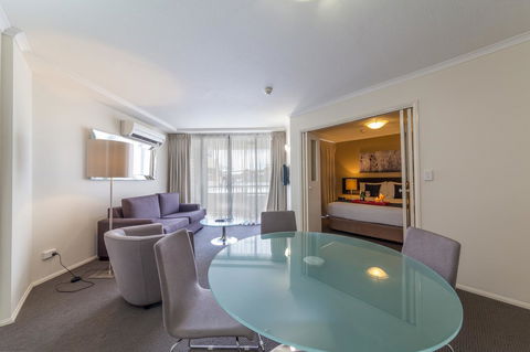 West End Central Apartments - Go Out 25