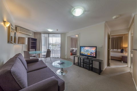 West End Central Apartments - Go Out 6