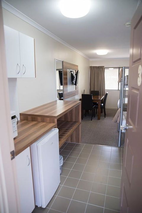 Charleville Motel - Go Out 12