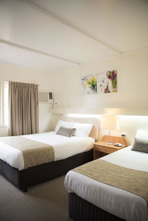 Charleville Motel - Go Out 24