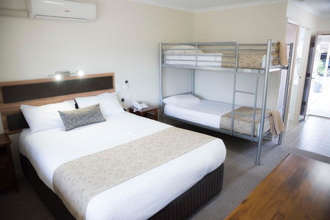 Charleville Motel - Go Out 19