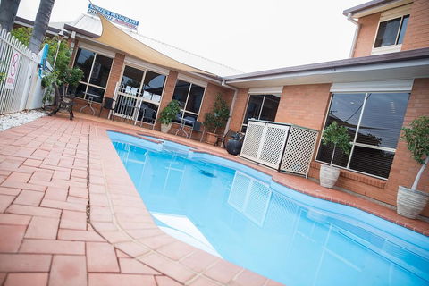 Charleville Motel - Go Out 1