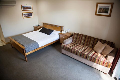 Eastgate On The Range Motel - Pubs and Clubs 9