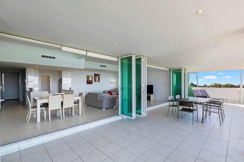 Akama Resort - Pubs and Clubs 11