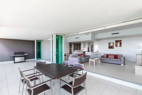 Akama Resort - Pubs and Clubs 9