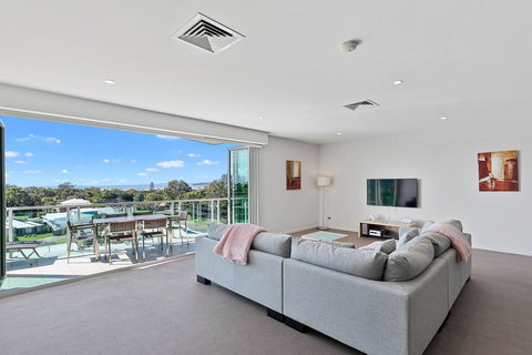 Akama Resort - Pubs and Clubs 27