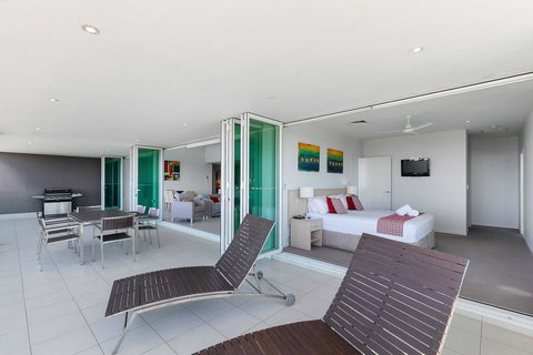 Akama Resort - Pubs and Clubs 8