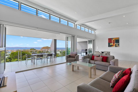 Akama Resort - Pubs and Clubs 24