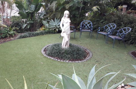 Private Apartment With Scenic Gardens - Pubs and Clubs 1