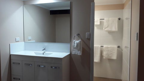 Private Apartment With Scenic Gardens - Pubs and Clubs 6