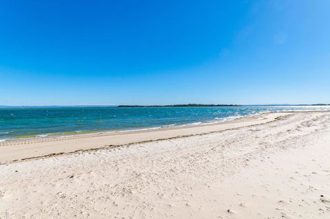 Great Views, Ground Floor Unit Clearview Apartments South Esplande, Bongaree - Pubs and Clubs 9