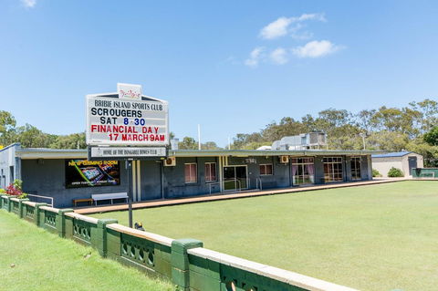 Great Views, Ground Floor Unit Clearview Apartments South Esplande, Bongaree - Pubs and Clubs 1