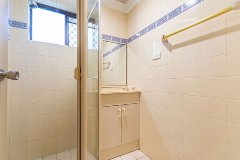 Great Views, Ground Floor Unit Clearview Apartments South Esplande, Bongaree - Pubs and Clubs 8