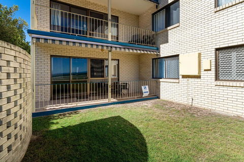Great Views, Ground Floor Unit Clearview Apartments South Esplande, Bongaree - Pubs and Clubs 11