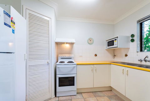 Great Views, Ground Floor Unit Clearview Apartments South Esplande, Bongaree - Pubs and Clubs 14