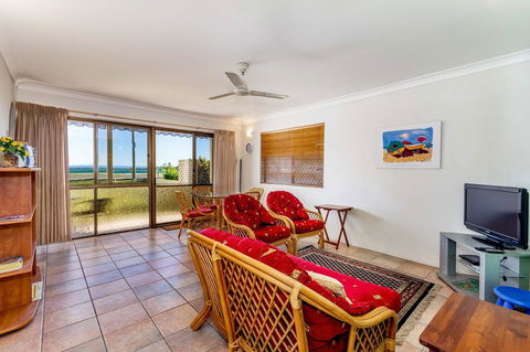 Great Views, Ground Floor Unit Clearview Apartments South Esplande, Bongaree - Pubs and Clubs 3