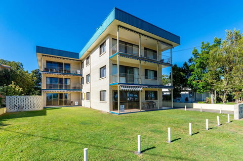 Great Views, Ground Floor Unit Clearview Apartments South Esplande, Bongaree - Pubs and Clubs 0