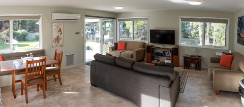 Adventure Bay Holiday Home - Pubs and Clubs 4