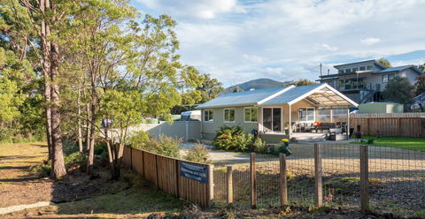 Adventure Bay Holiday Home - Pubs and Clubs 1