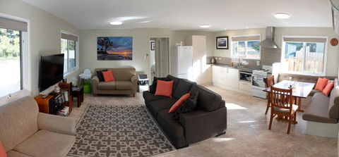 Adventure Bay Holiday Home - Pubs and Clubs 3