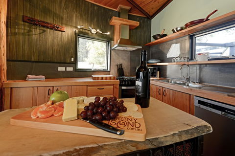 Taylors Bay Cottage - Go Out 6