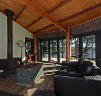 Taylors Bay Cottage - Pubs and Clubs