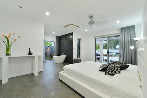 #2 Andrews - Port Douglas - Pubs and Clubs 3